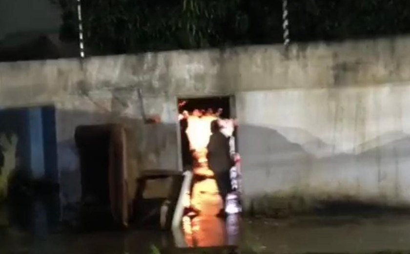 Mulher morre asfixiada durante incêndio em uma casa em Arapiraca