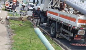 Postes de concreto da Praia da Avenida são substituídos por equipamentos em fibra de vidro