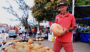 Após 2 anos, feira volta a movimentar Praça da Faculdade