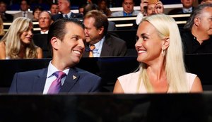 Nora de Donald Trump é levada a hospital após abrir carta com substância suspeita