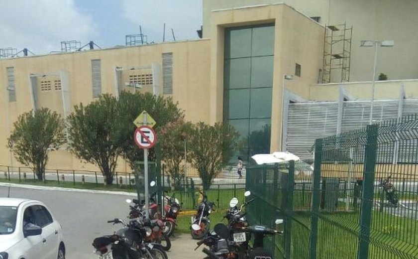Agentes da SMTT fiscalizam estacionamento irregular na parte alta de Maceió