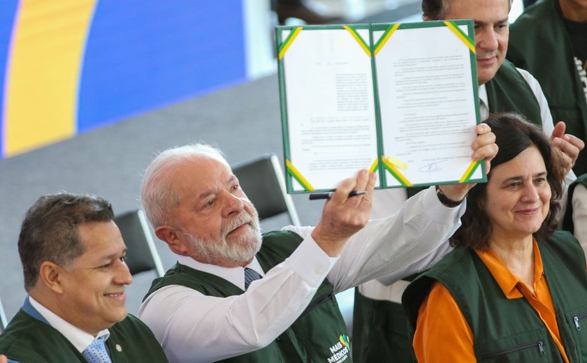 Lula sanciona lei do Mais Médicos