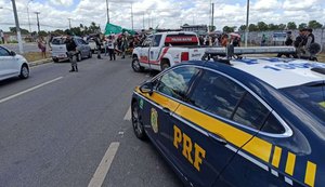 Em protesto, funcionários da educação de Rio Largo bloqueiam trecho da BR-104