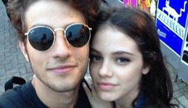 Chay Suede faz pedido de casamento à Laura Neiva no palco do 'Amor & Sexo'