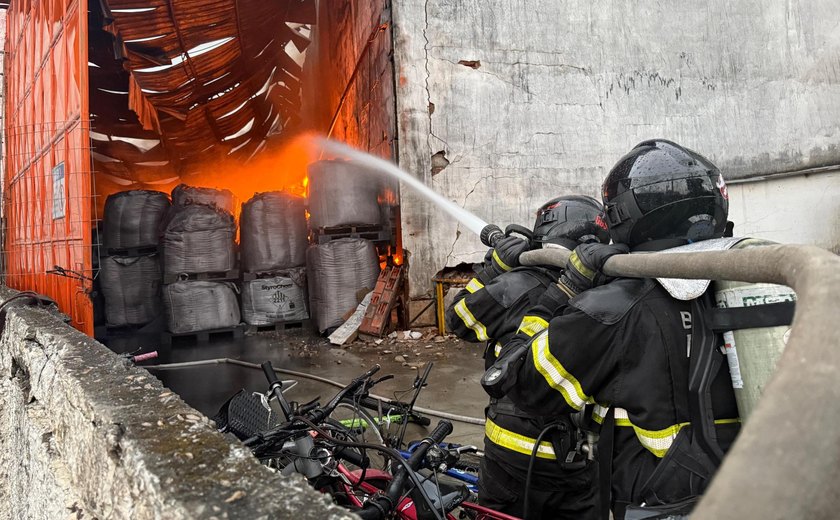 Bombeiros atuam por mais de 12 horas no combate a incêndio de grandes proporções em Maceió
