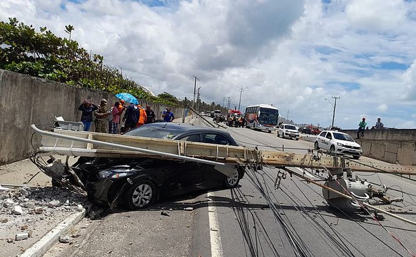 Caminhão derruba três postes na AL-101 Sul; carro que passava no momento é atingido