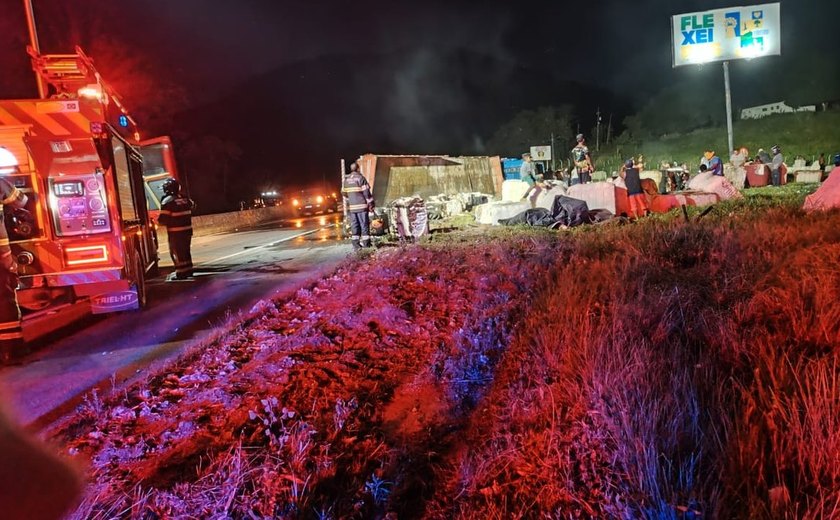Carreta tomba e parte da carga é saqueada na entrada de Flexeiras