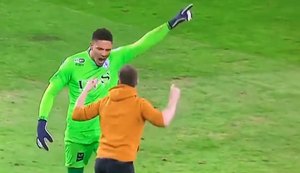 Goleiro nigeriano defende pênalti na Holanda, leva garrafada e expulsa torcedor de campo