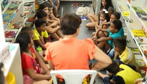 Biblioteca Móvel atende pedidos de Natal de crianças do Bom Parto