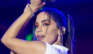 Anitta faz a fila andar com bastante discrição
