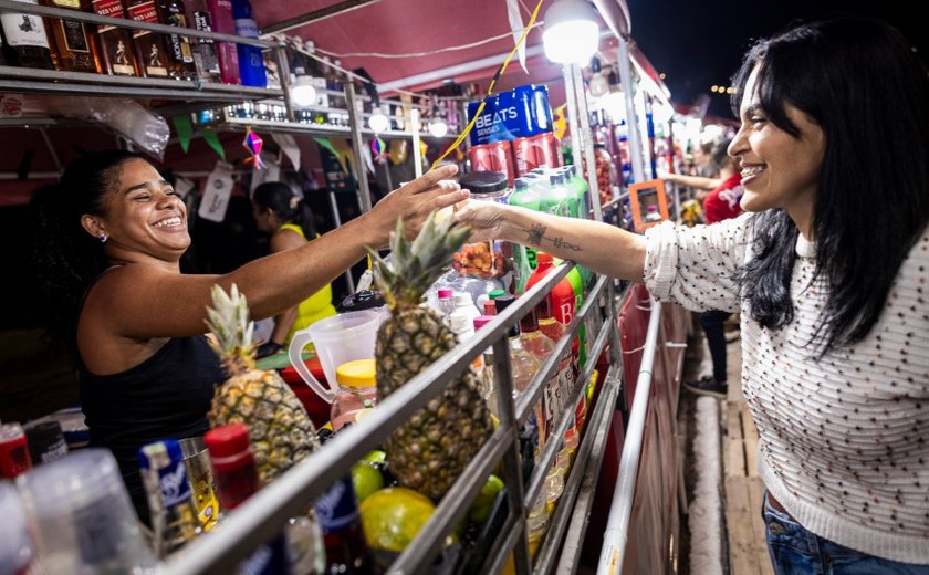 Ambulantes comemoram sucesso nas vendas no primeiro dia do São João Massayó