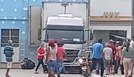 Desgovernado, caminhão-baú atinge árvore e parede de casa em Batalha