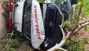 Ambulância capota em Junqueiro após condutor perder o controle