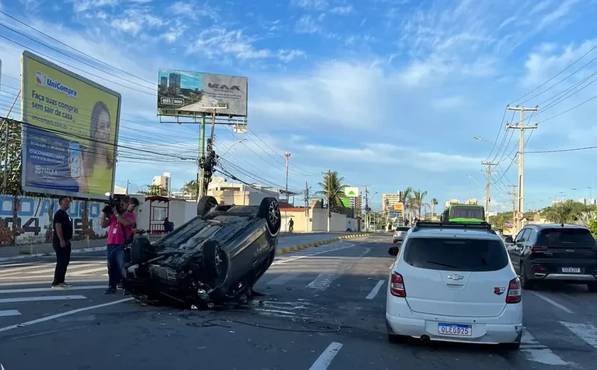 Carro de passeio capota e deixa trânsito lento na Josefa de Melo