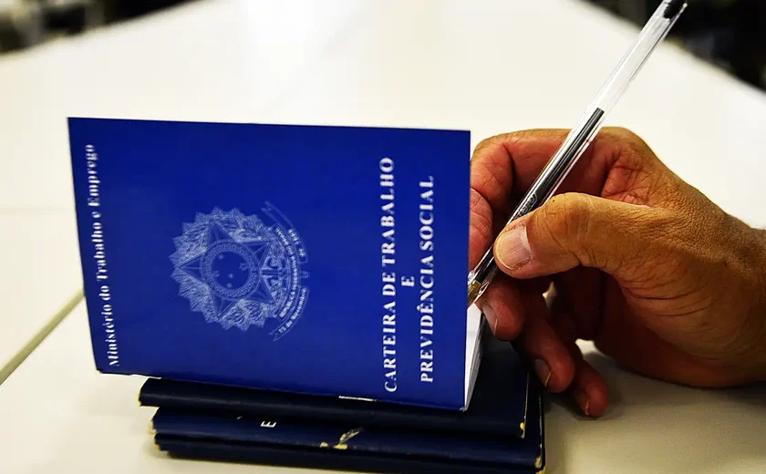 Desemprego recua para 5,6%, a menor taxa desde 2012, mostra IBGE