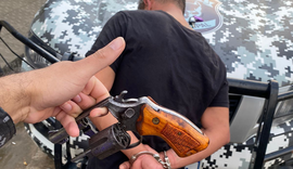 Em Teotônio Vilela, homem é preso após usar arma de fogo e ameaçar populares nas ruas da cidade