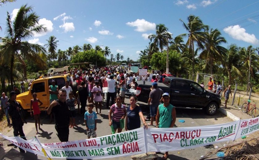 População de Piaçabuçu fecha rodovia AL-101 em protesto contra a 'água salgada'