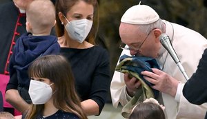 Papa beija bandeira ucraniana e condena 'massacre de Bucha'