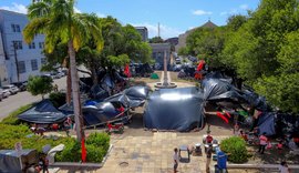 Integrantes do MTST ocupam Praça Dois Leões em Jaraguá