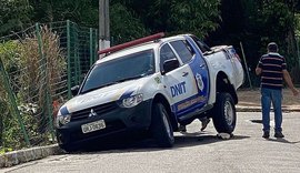 Pneu de carro do DNIT é 'engolido' por buraco em rua de Maceió