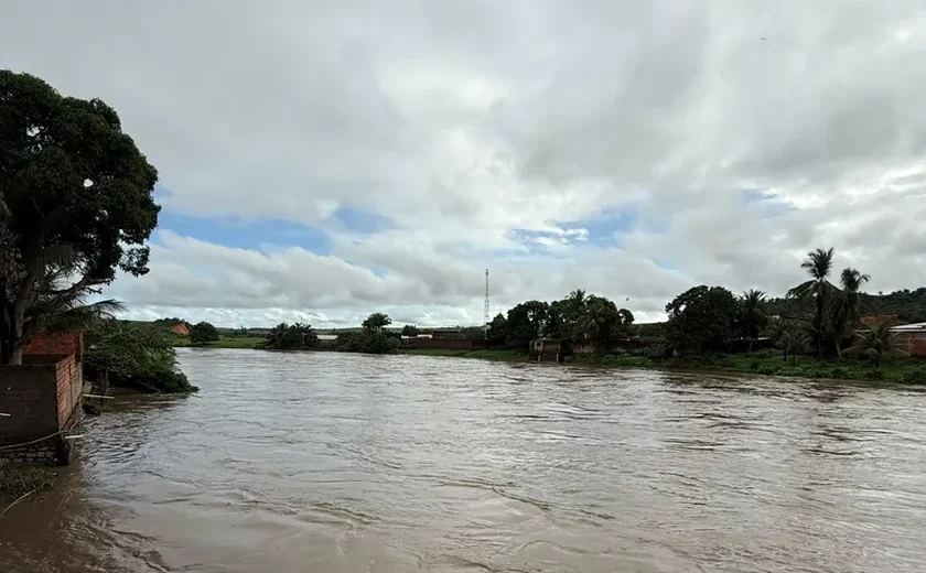 Em Atalaia, Rio Paraíba apresenta queda no volume de água, mas município registra desabamento de uma residência