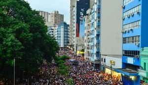 Segunda de carnaval tem azul e prata no centro de São Paulo