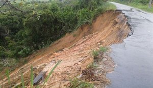 Principal pista de acesso à Pilar desaba em decorrência das fortes chuvas