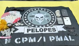 Em ações contra o tráfico, Polícia Militar apreende arma, drogas e simulacros