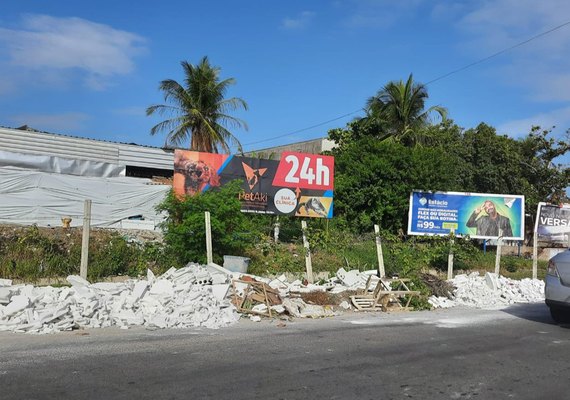 Loja do centro de Arapiraca é flagrada jogando entulhos em via pública