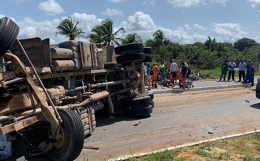 Caminhão carregado de entulhos tomba na Rota do Mar