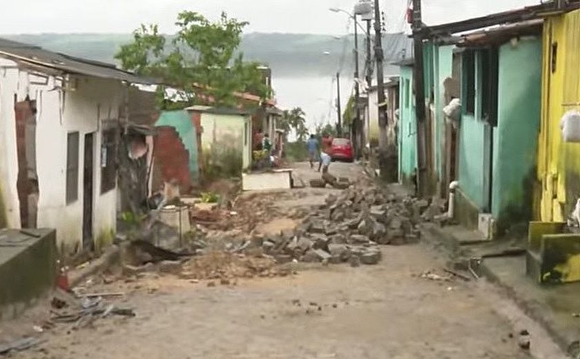 Chuvas: calçamento é arrancado com força da água em rua de Fernão Velho