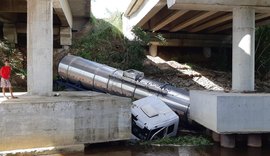 Em Porto Real do Colégio, motorista cai com caminhão-tanque em rio