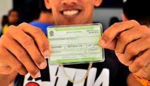 Jovens de 16 a 18 anos podem tirar 1º título de eleitor até 8 de maio