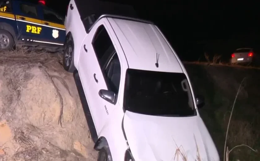 Duas pessoas ficam feridas em colisão envolvendo três carros e duas motocicletas