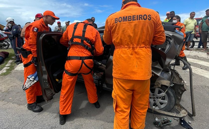 Colisão entre dois carros deixa três pessoas feridas no Pontal da Barra