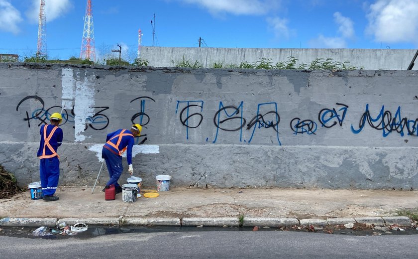 Vândalos picham ponto revitalizado pela Alurb no Jacintinho