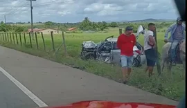 Condutor fica ferido em acidente entre carro e carreta na BR-101