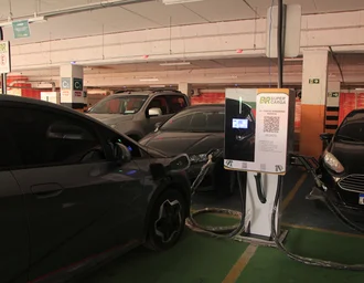 Aprovado projeto que estabelece normas para instalação de pontos de recarga para veículos elétricos em condomínios