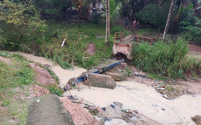 Ponte desaba e deixa moradores sem acesso na Grota da Alegria