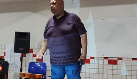 Poeta Pedão palestra sobre literatura de cordel durante apresentação em escola pública do Estado