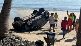 Motorista perde controle de carro em curva, capota e invade faixa de areia na Ponta Verde