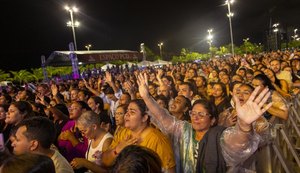 Show gratuito com Deive Leonardo leva multidão ao Jaraguá e emociona