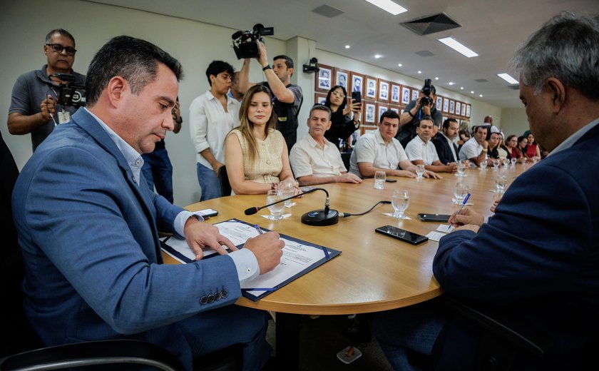 Governador entrega ambulâncias do Samu e autoriza construção de mais duas escolas