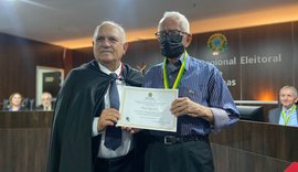 Mesário de 90 anos é homenageado com Medalha do Mérito Eleitoral