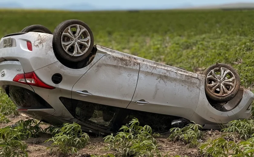Capotamento é registrado na AL-220, próximo a Campo Alegre