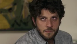 Ari implora por perdão de Guerra após ser acusado de tentar explodir o sogro com uma bomba