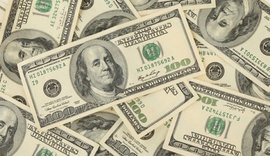 Dólar fecha em alta nesta 2ª, com feriado nos EUA e de olho em crise política