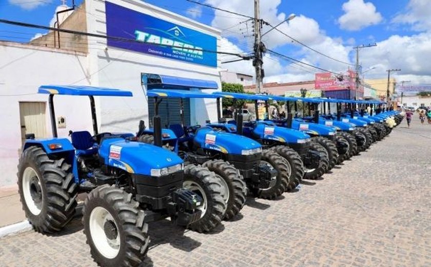 Governo de Alagoas entrega tratores a 14 municípios sertanejos