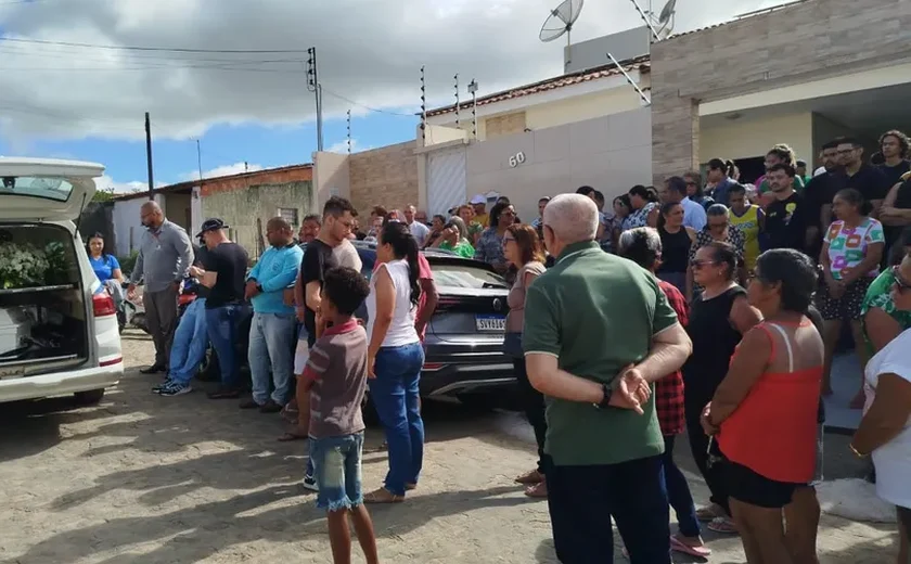 Corpo de criança morta pelo pai, major da PM, é sepultado sob forte comoção