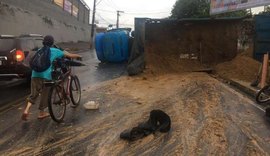 Caçamba tomba e deixa parte de avenida interditada